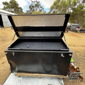 Truck tool box